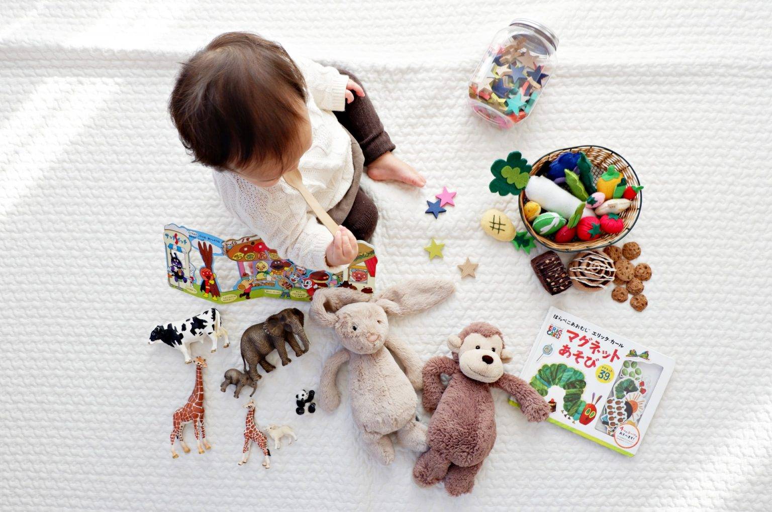 You are currently viewing Membantu Perkembangan Sensorimotor Si Bayi Dengan Mainan